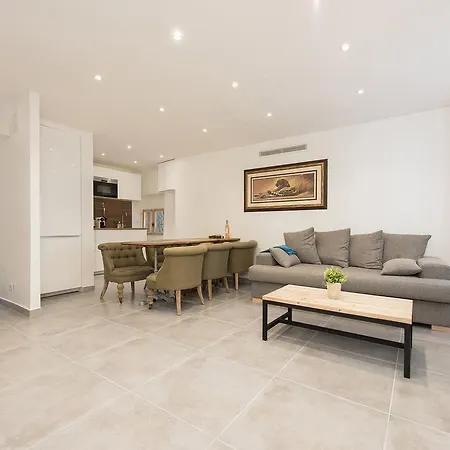 Charming House דירה